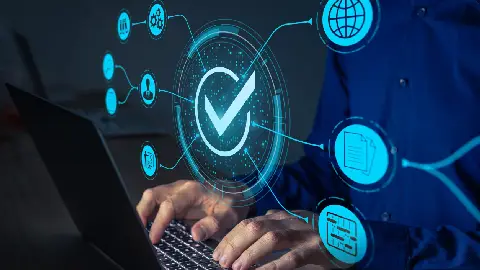 Abbildung des TUM Hyperloop Zuges auf einer Schiene.