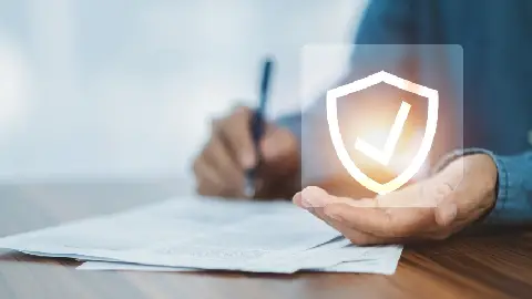 Abbildung des TUM Hyperloop Zuges auf einer Schiene.