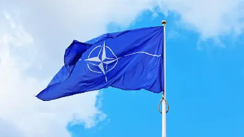 Abbildung des TUM Hyperloop Zuges auf einer Schiene.